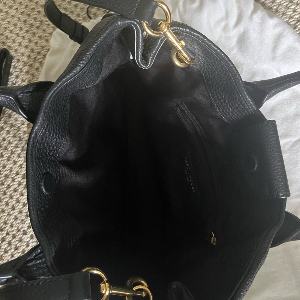 100% leather authentic Marc Jacobs bag. Very gently used and cared for. - Picture 3 of 3